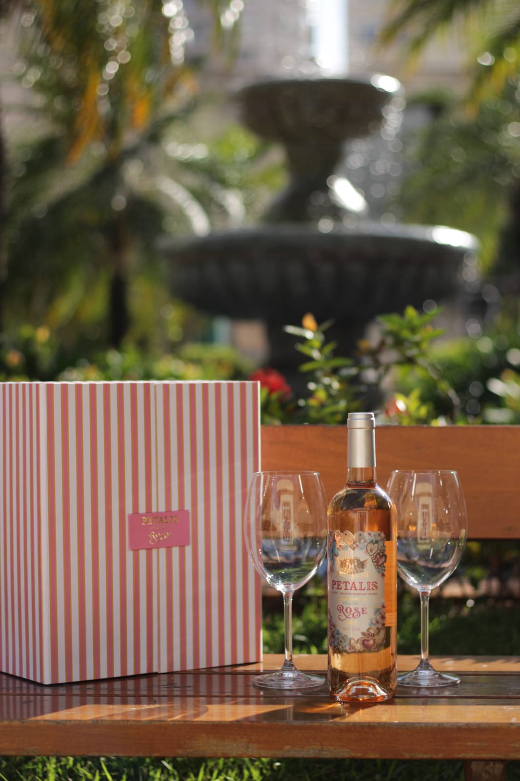 KIT CAIXA PERSONALIZADA 1 GARRAFA PETALIS E 2 TAÇAS